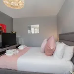 Holiday home Queenswood House With Games *