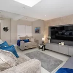 Holiday home Queenswood House With Games