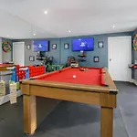 Queenswood House With Games *