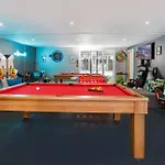 Queenswood House With Games Holiday home *