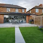 Holiday home Queenswood House With Games York