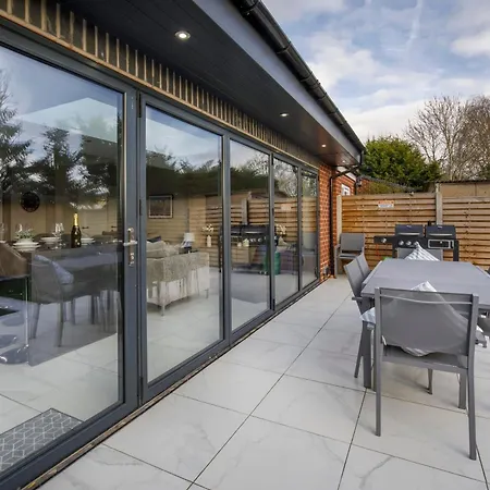 Queenswood House With Games Holiday home *