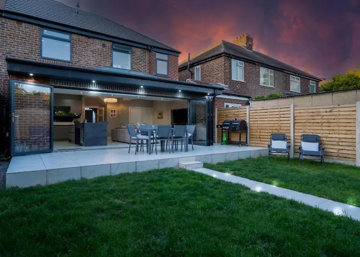 Queenswood House With Games *