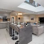 Holiday home Queenswood House With Games