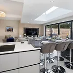 Queenswood House With Games Holiday home *