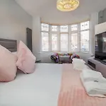 Holiday home Queenswood House With Games York