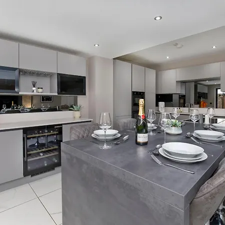 Queenswood House With Games Holiday home